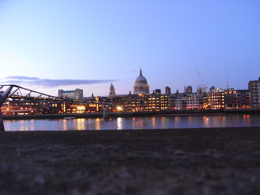 London, Blick von Southbank auf die City und St. Pauls.