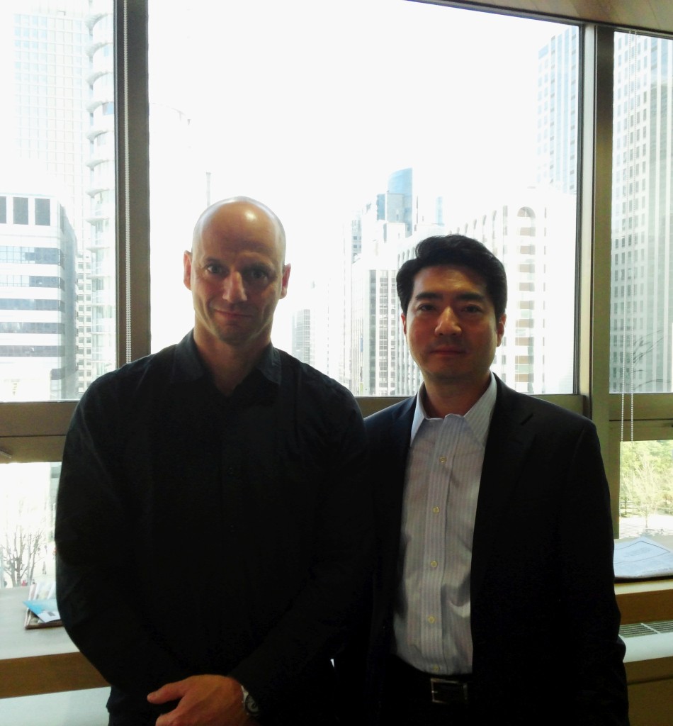 Austin Kweon, CEO Aon Hewitt Süd-Korea, mit Pascal Bazzazi in Seoul.
