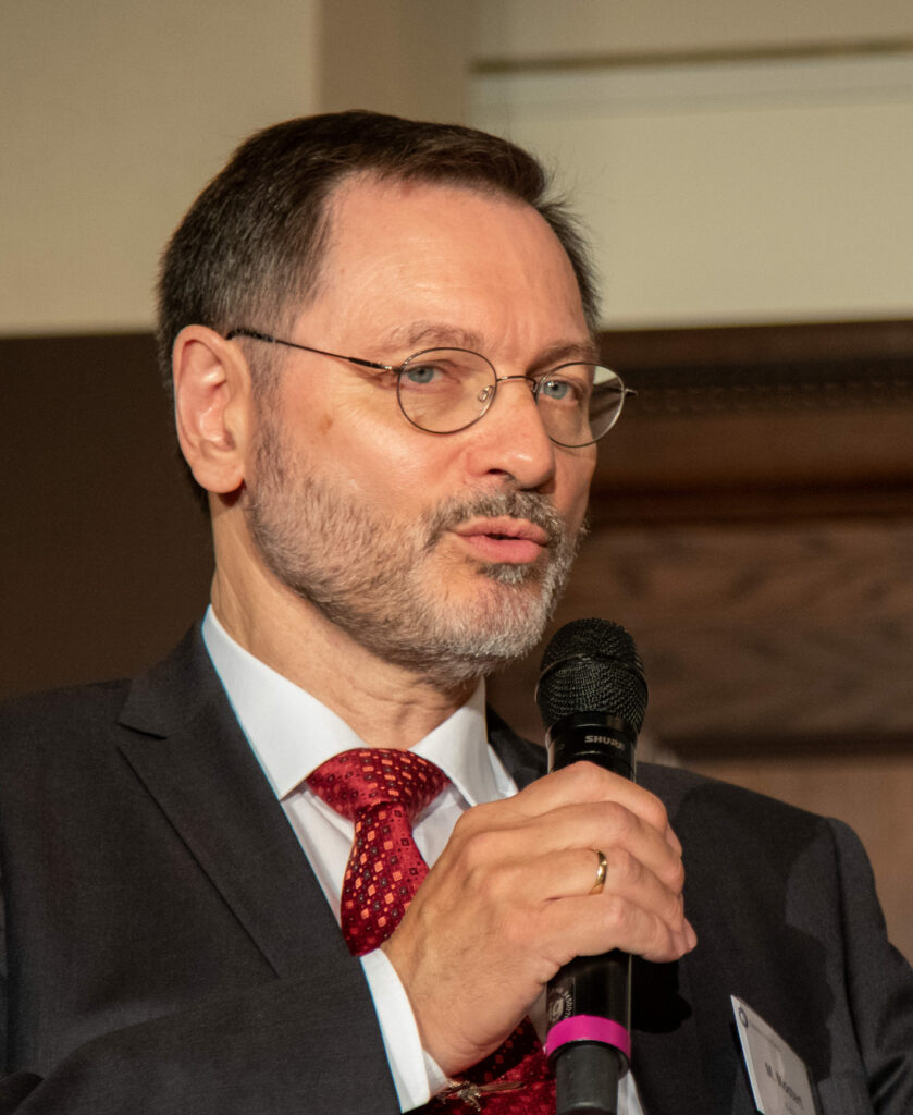 Stabübergabe und Verstärkung pensions.industries